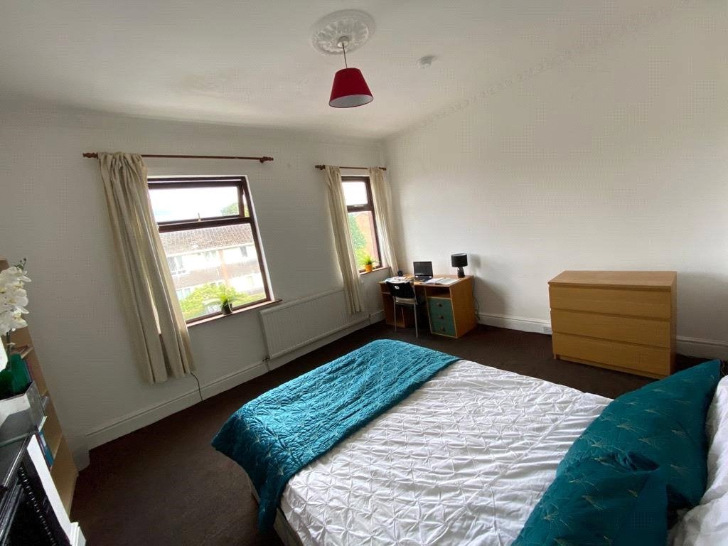 Room Thorn Grove in Manchester