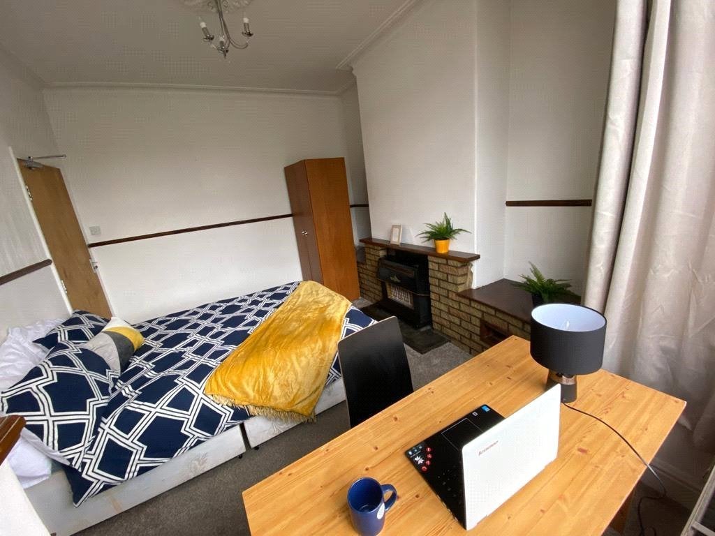 Room Thorn Grove in Manchester