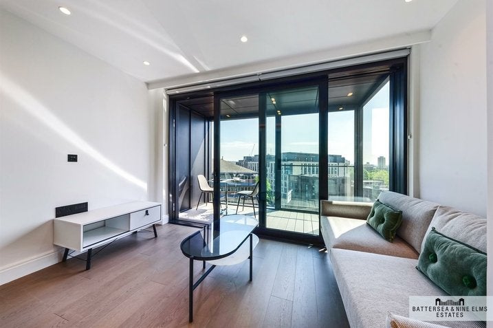 Flat Albert Embankment in Greater London