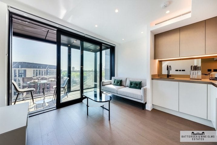 Flat Albert Embankment in Greater London