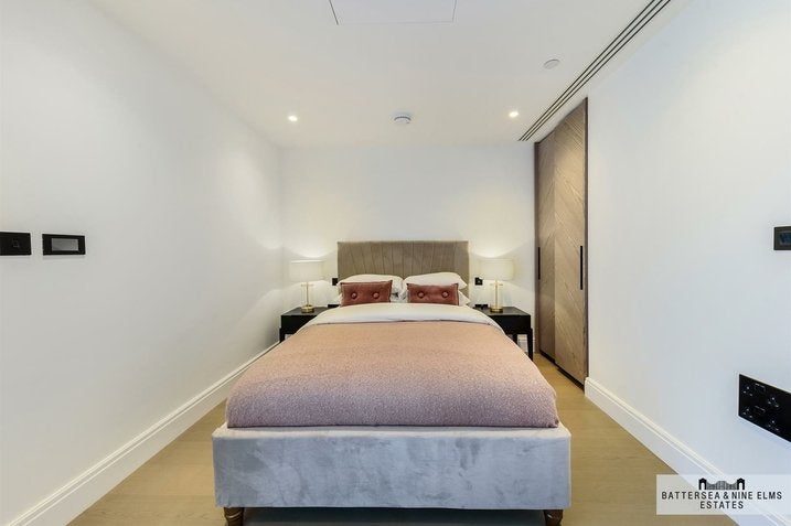 Flat Albert Embankment in Greater London