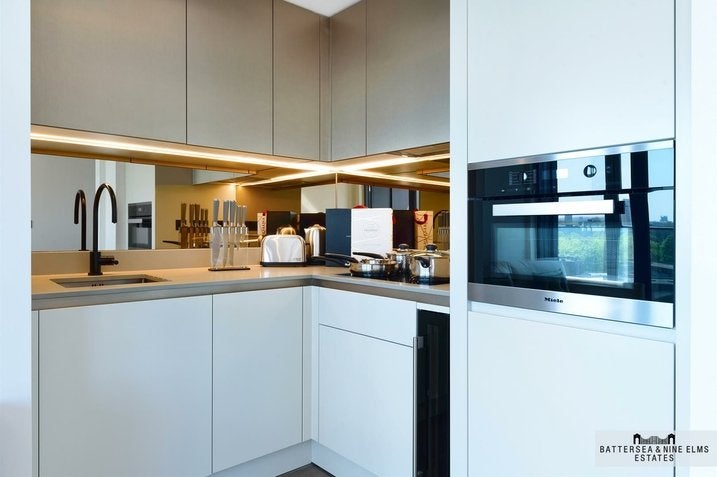 Flat Albert Embankment in Greater London