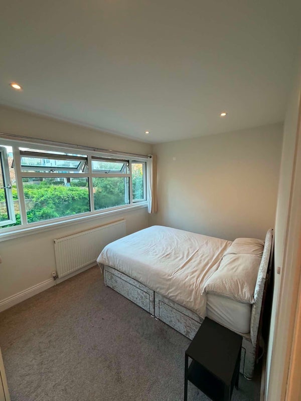 Room Rayner's Road in Greater London