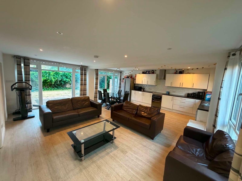 Room Rayner's Road in Greater London