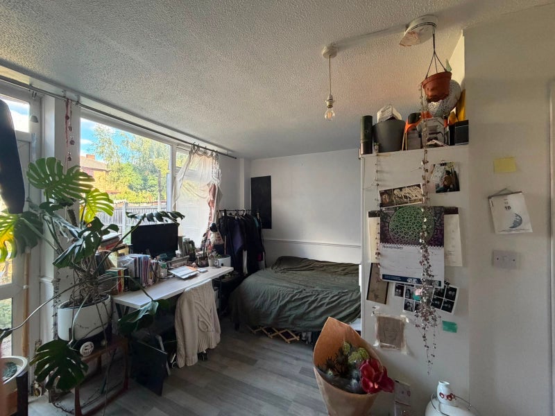 Room Roberta Street in Greater London