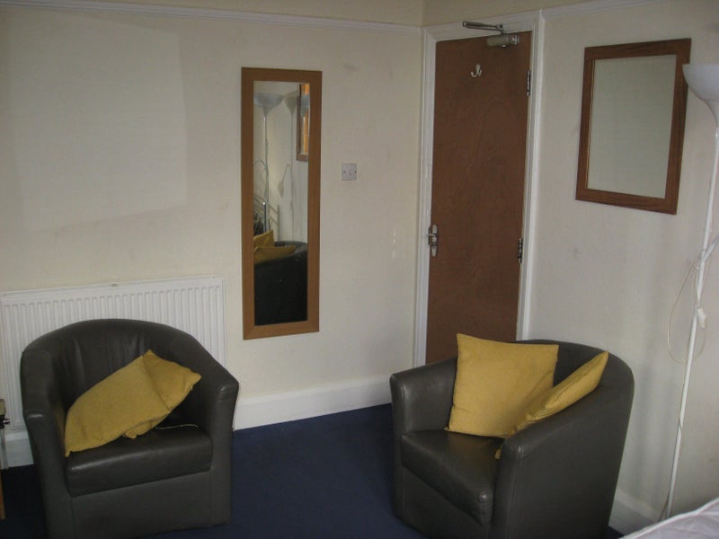 Room Kirkstall Lane in Leeds
