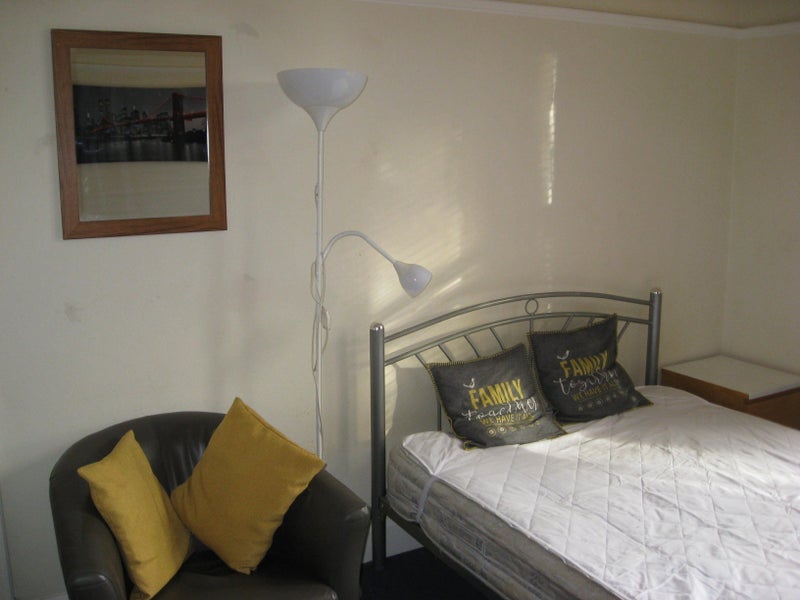 Room Kirkstall Lane in Leeds