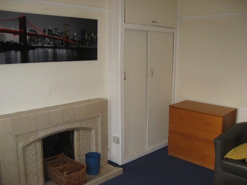 Room Kirkstall Lane in Leeds