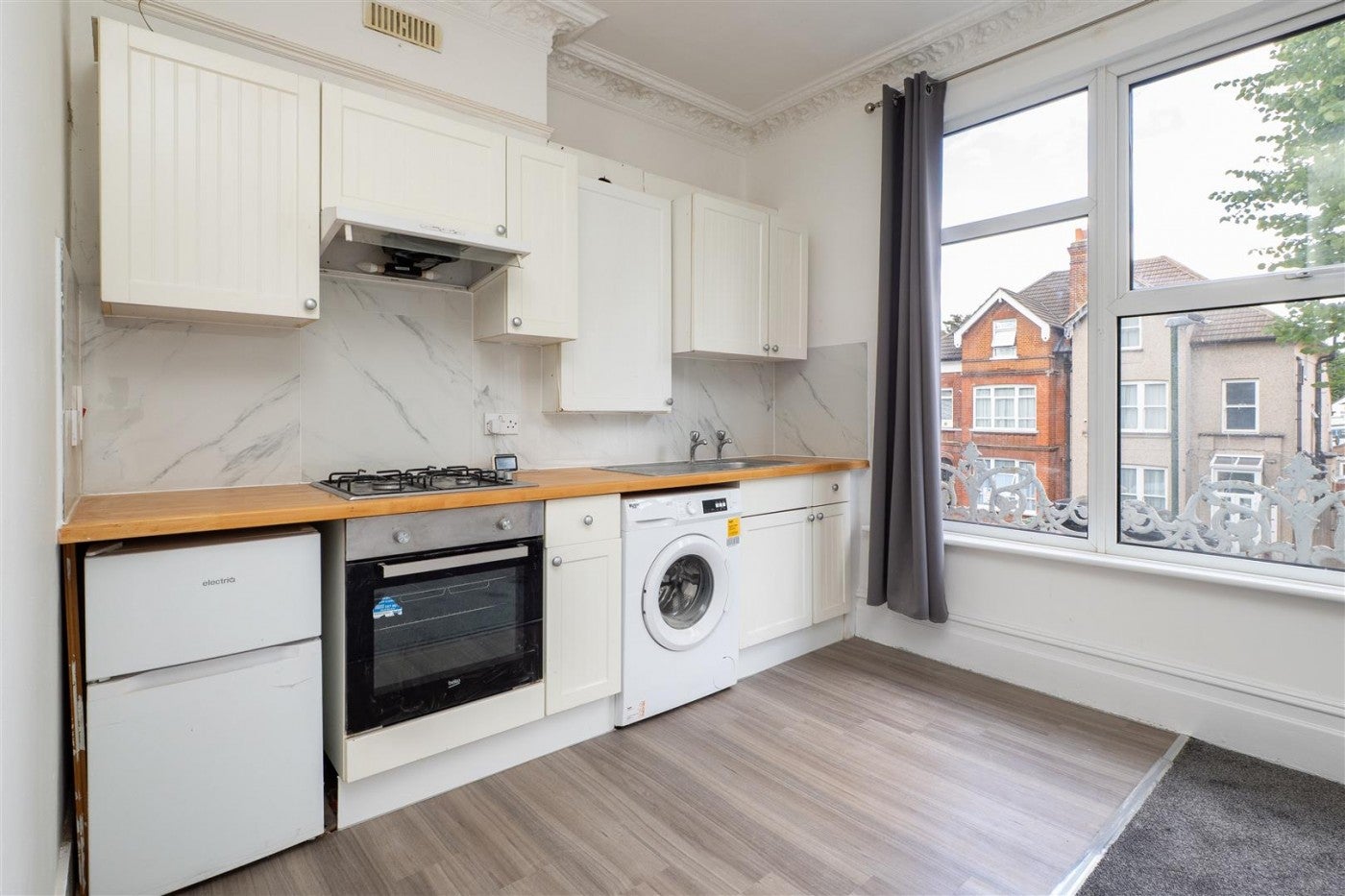 Flat St James Road in Greater London