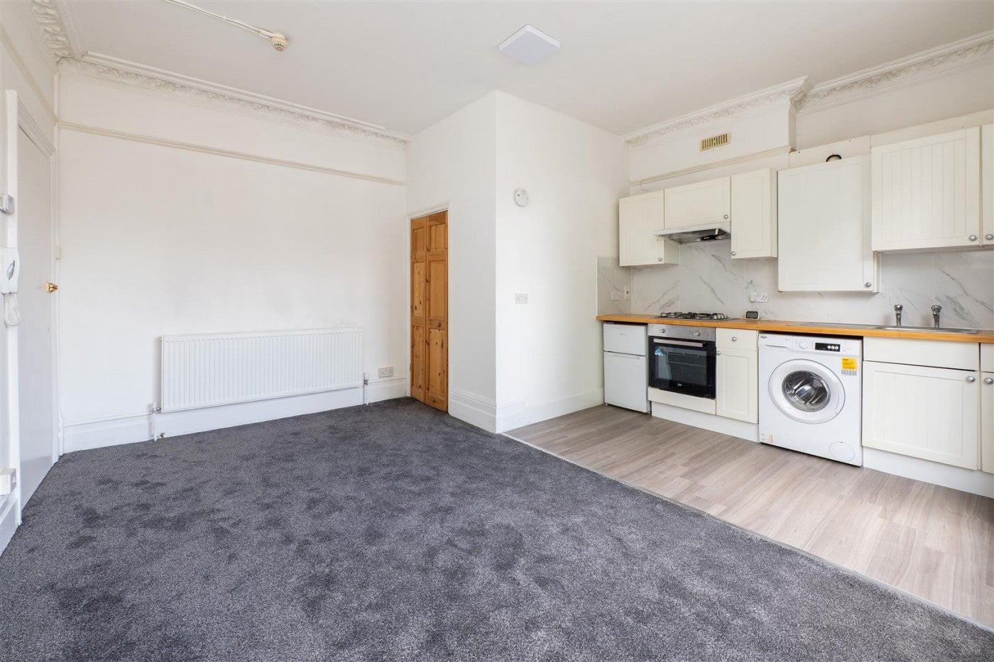 Flat St James Road in Greater London