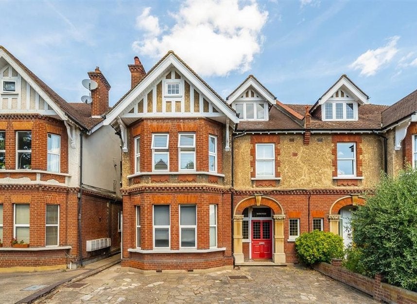 Flat Vicarage Road in Greater London