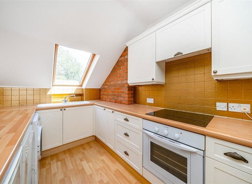 Flat Vicarage Road in Greater London