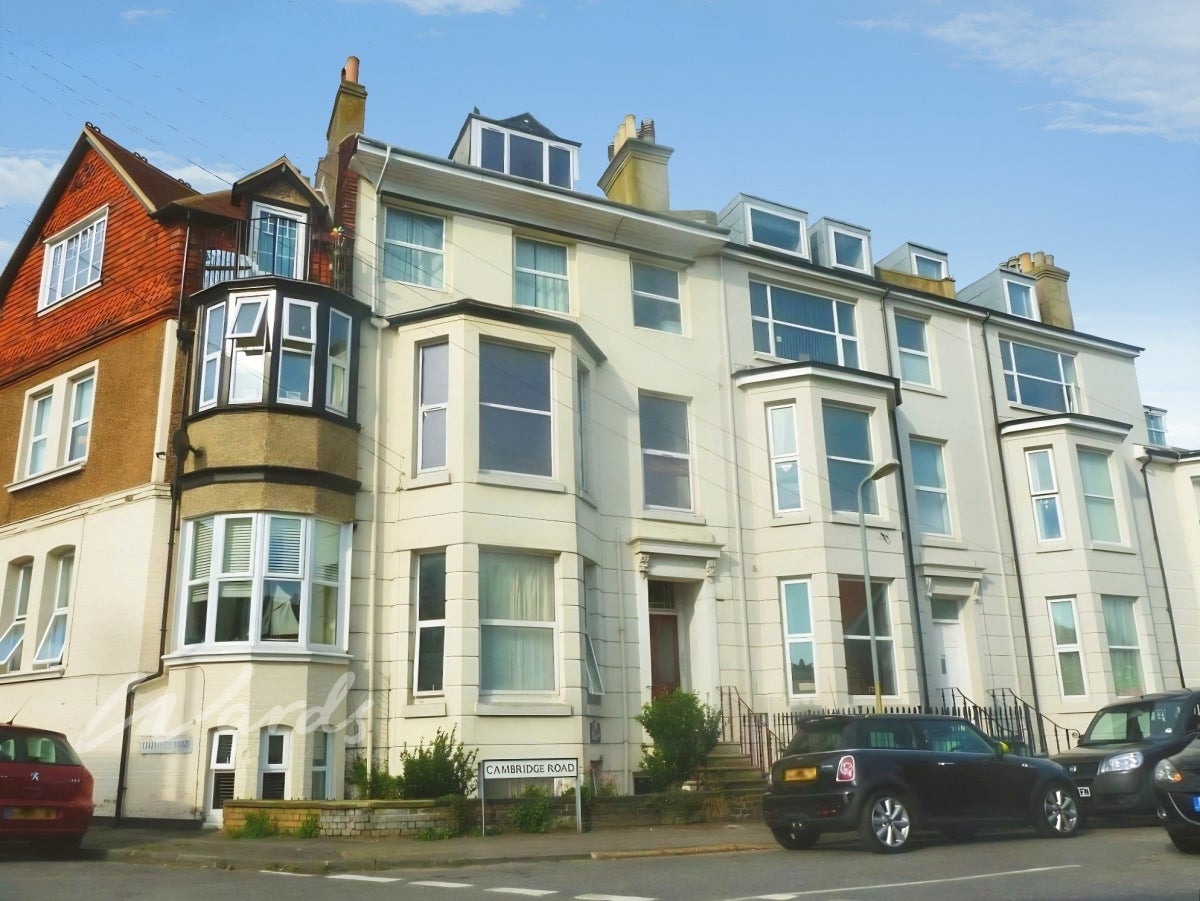 Flat Cambridge Mews in Dover