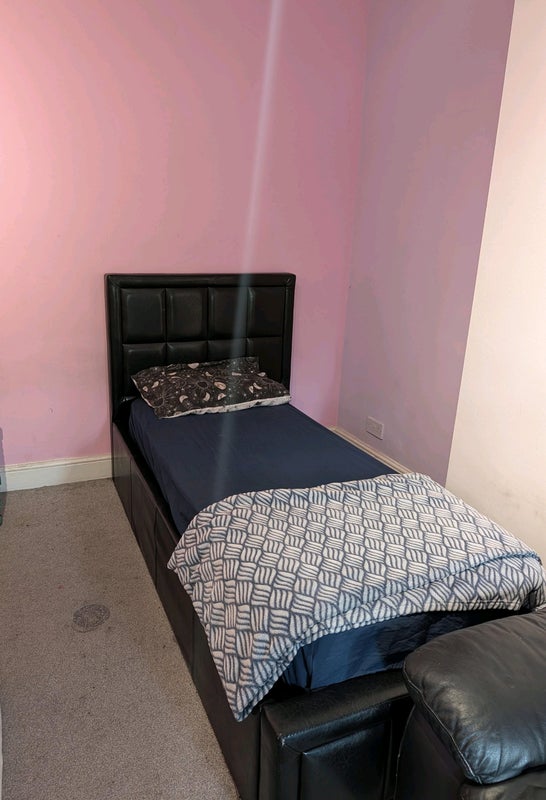Room Hillside Avenue in Greater London