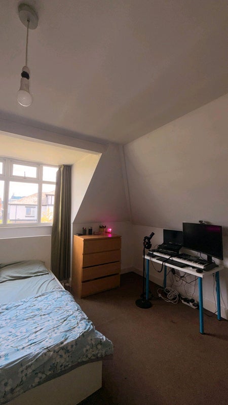 Room Hillside Avenue in Greater London