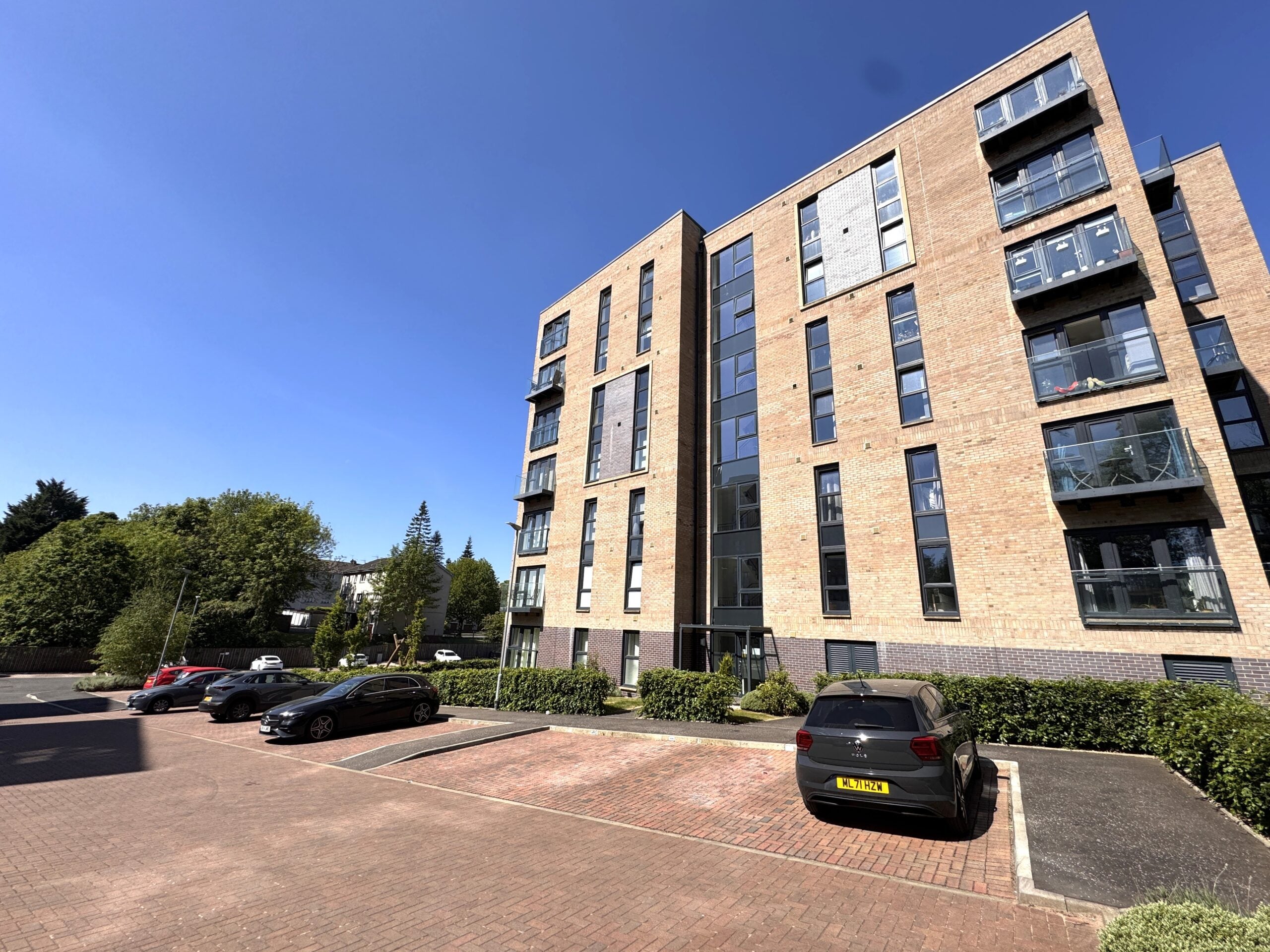 Flat Dorchester Avenue in Glasgow