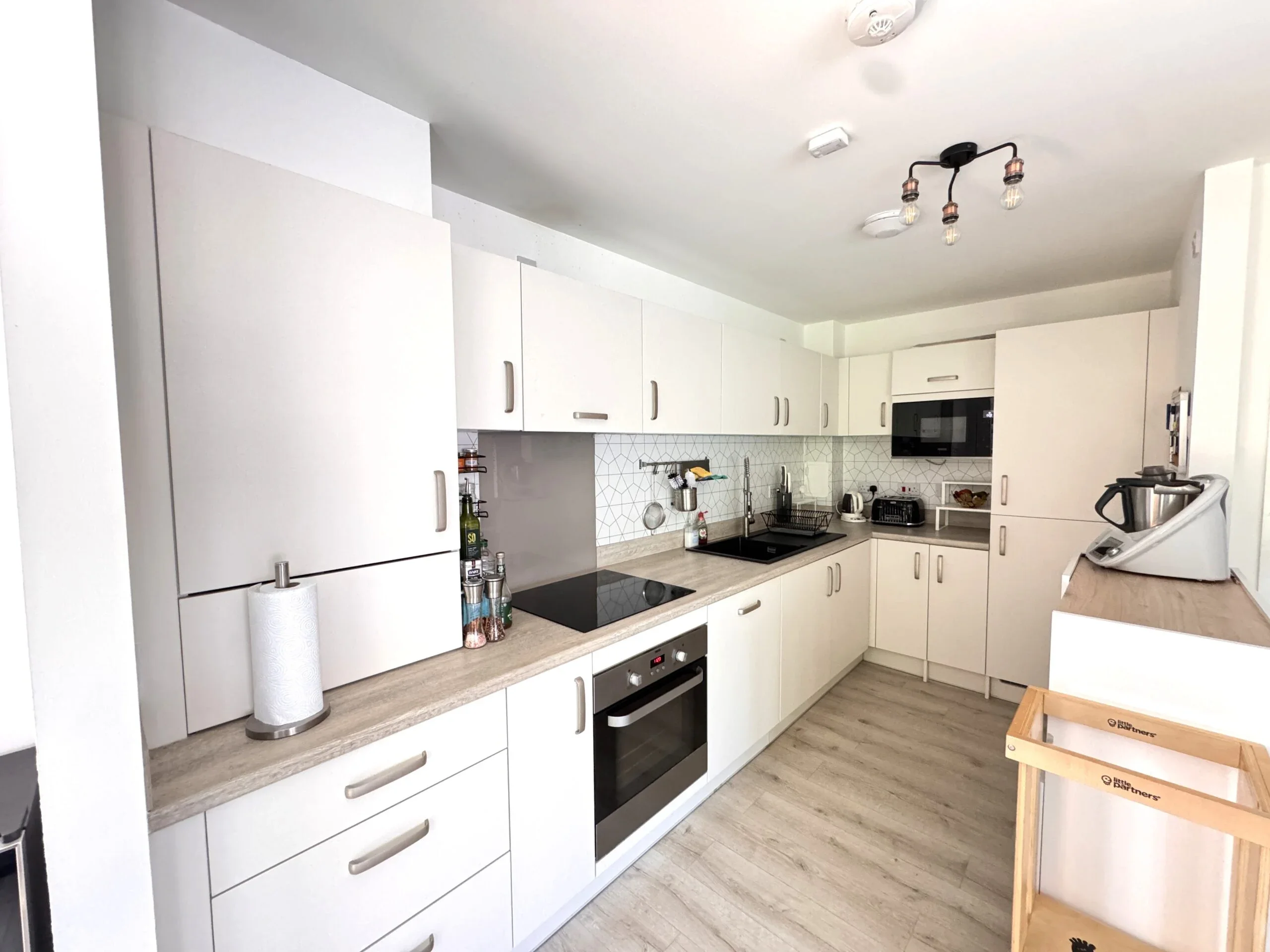 Flat Dorchester Avenue in Glasgow