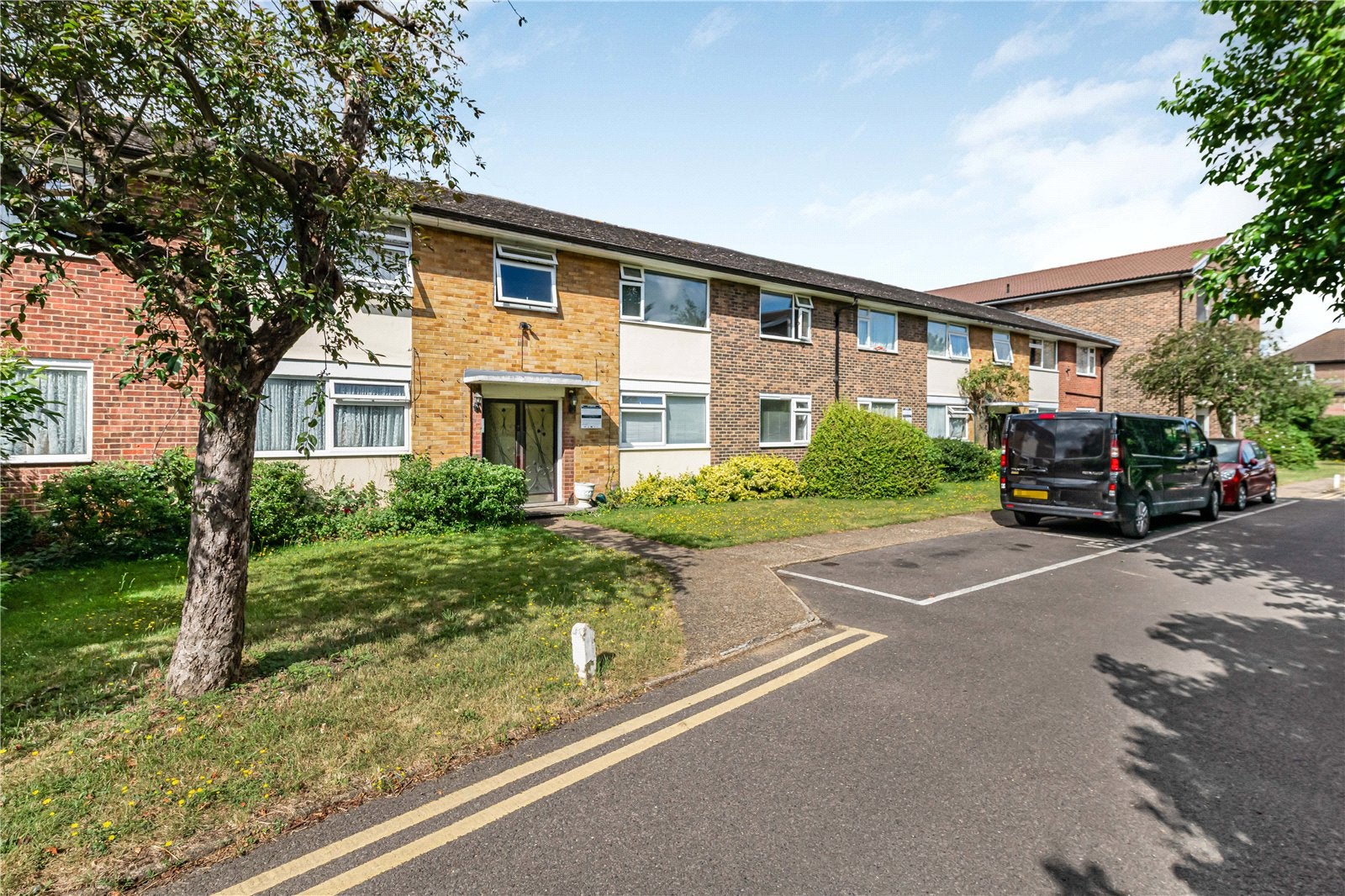 Flat Imperial Gardens in Greater London