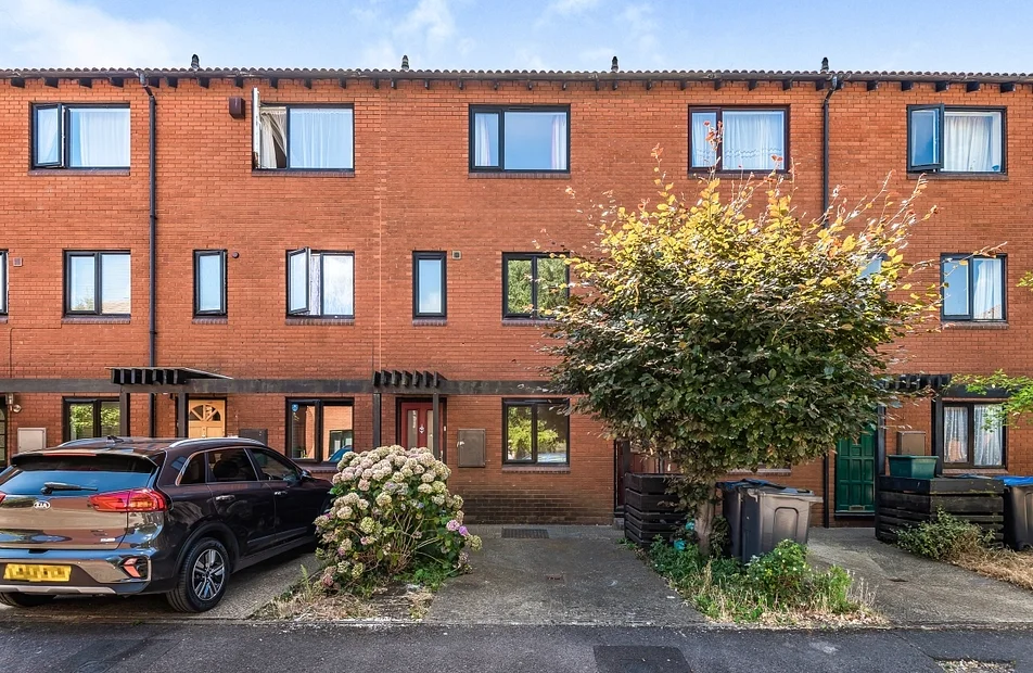 House Tithe Barn Close in Greater London