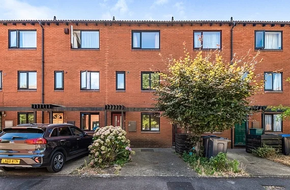 House Tithe Barn Close in Greater London