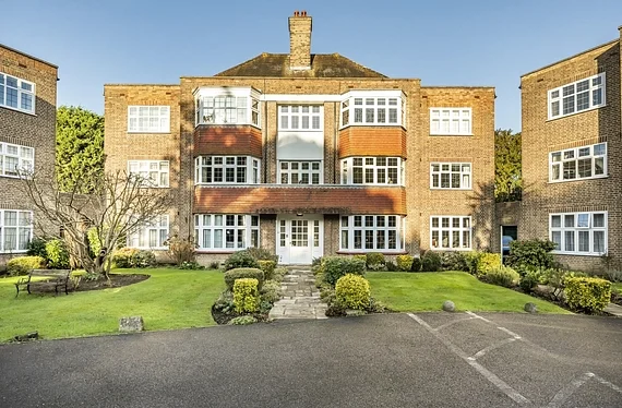 Flat Portsmouth Road in Elmbridge