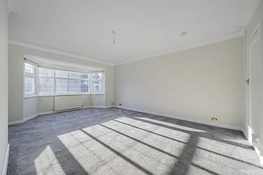 Flat Portsmouth Road in Elmbridge