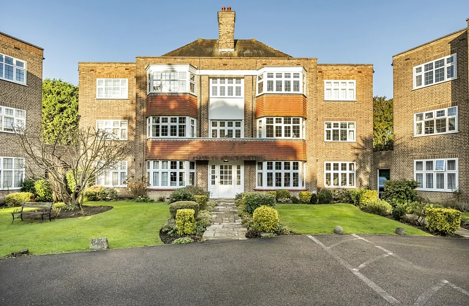 Flat Portsmouth Road in Elmbridge