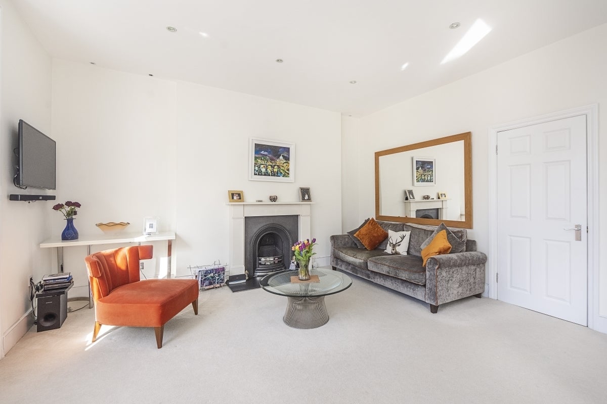 Flat Cumberland Street in City of Westminster