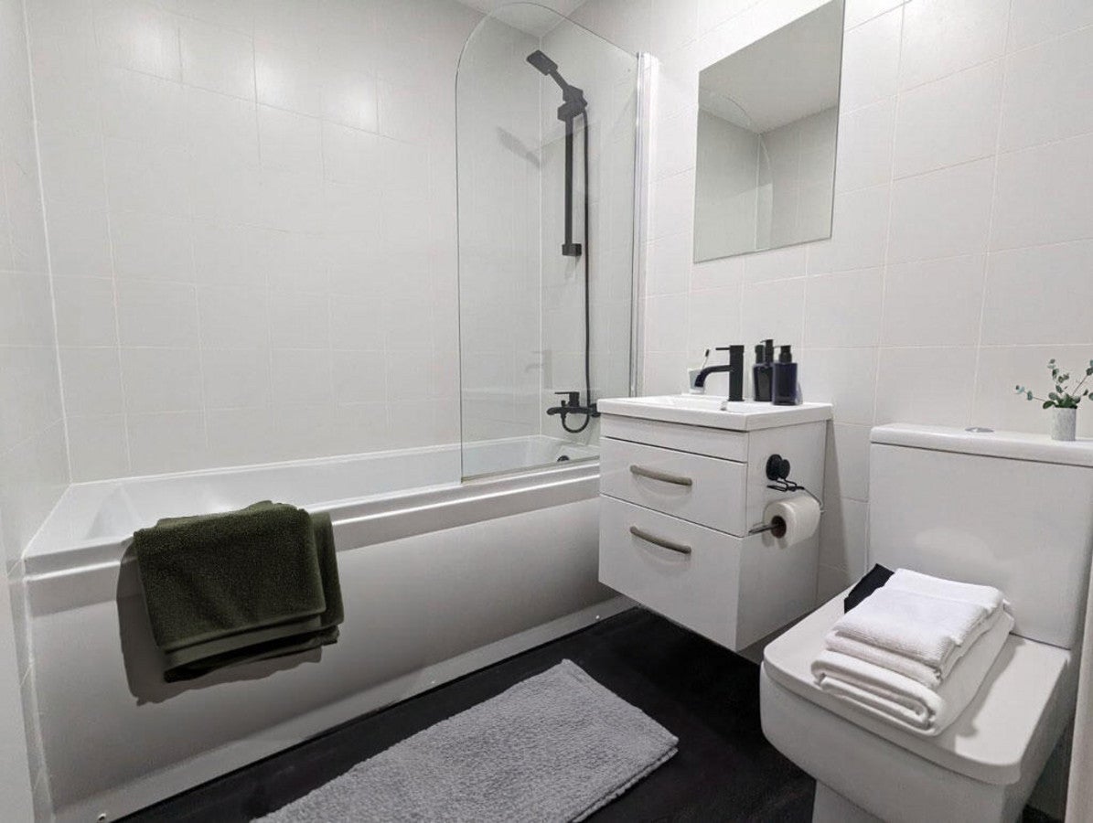 Flat Comber Close in London