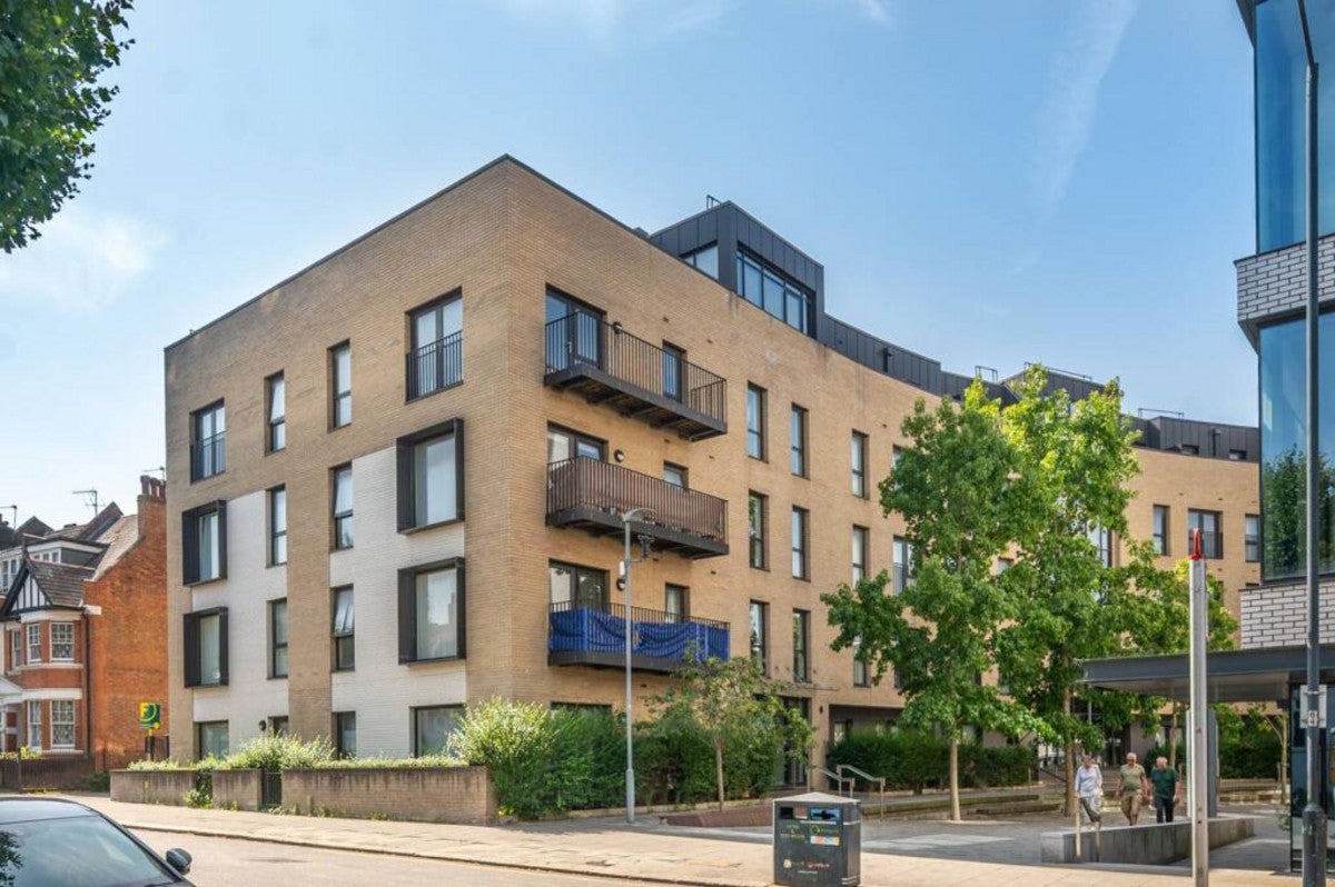 Flat Comber Close in London