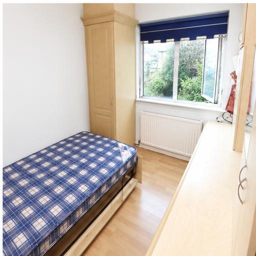 Room Parkside Way in London
