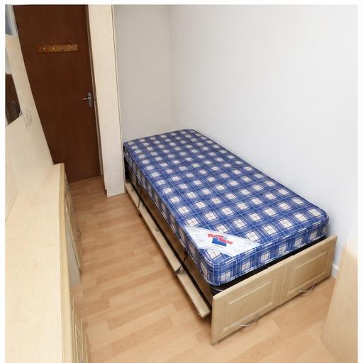 Room Parkside Way in London