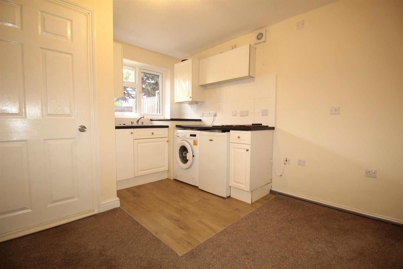 Flat Jacksons Drive in Broxbourne