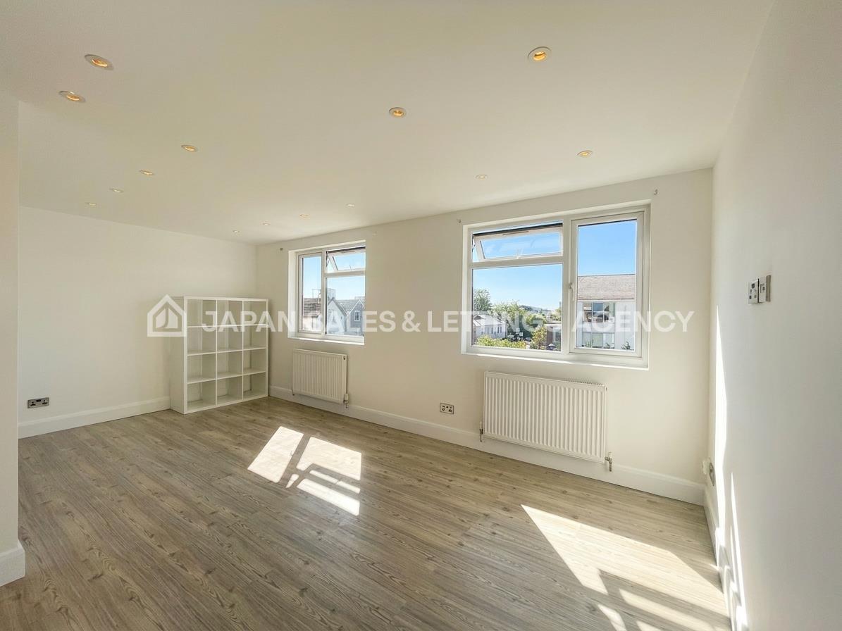 Flat Gunnersbury Lane in Greater London