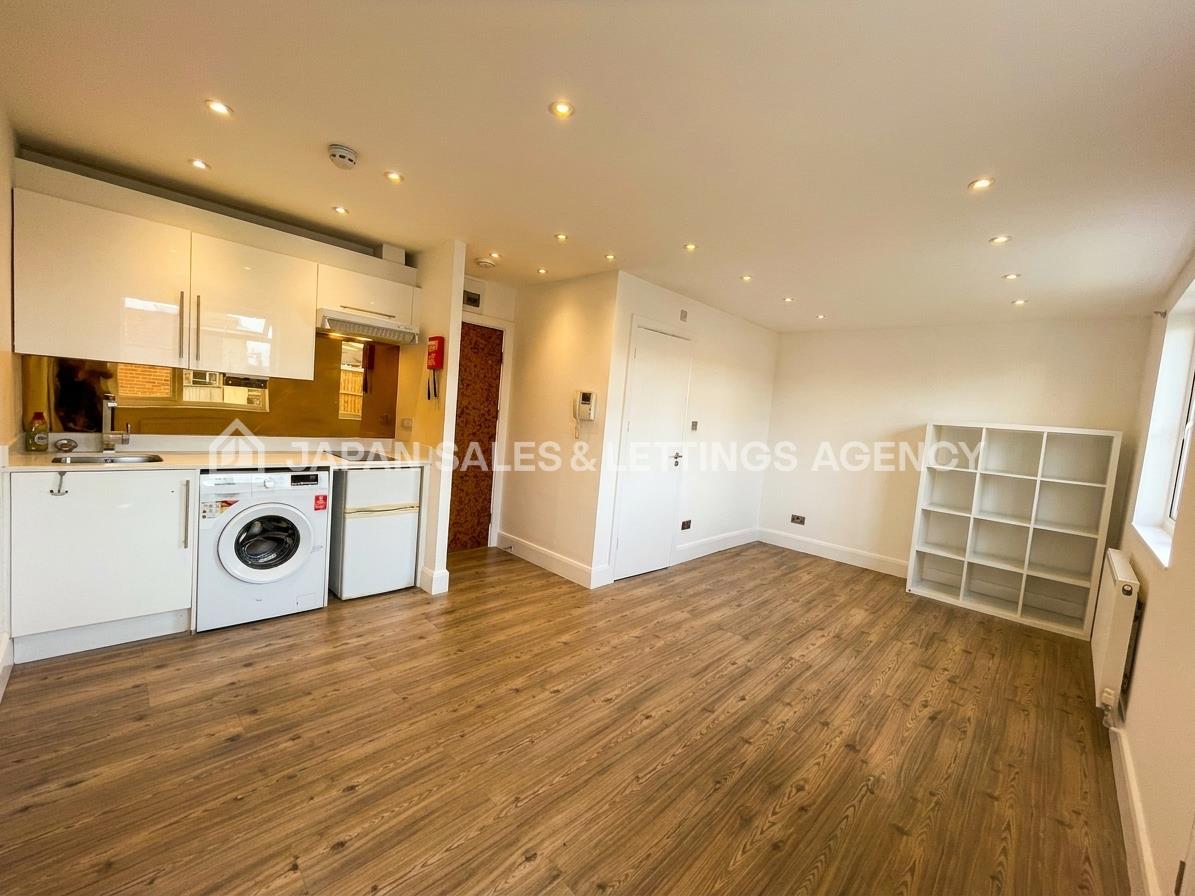 Flat Gunnersbury Lane in Greater London