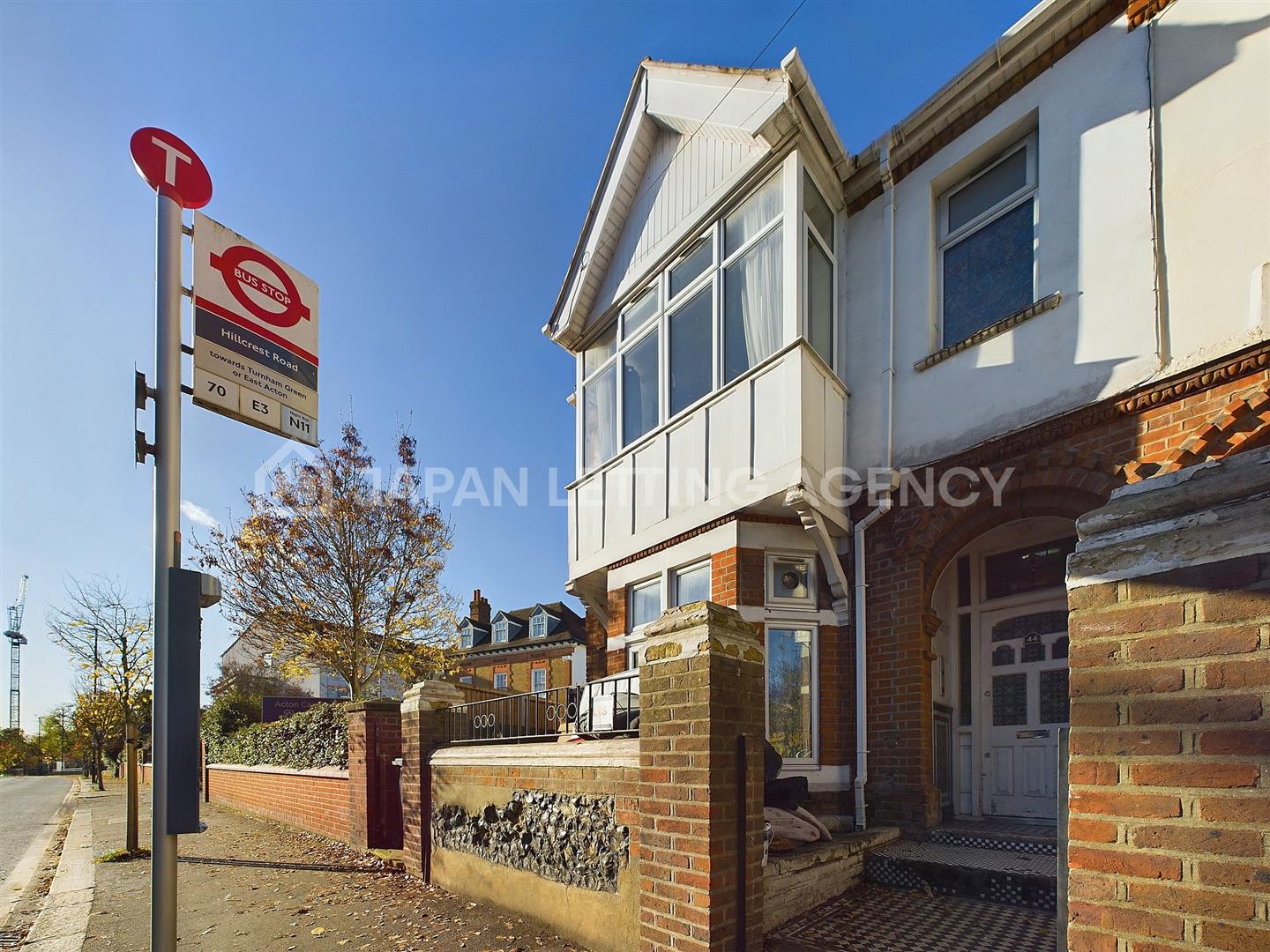 Flat Gunnersbury Lane in Greater London