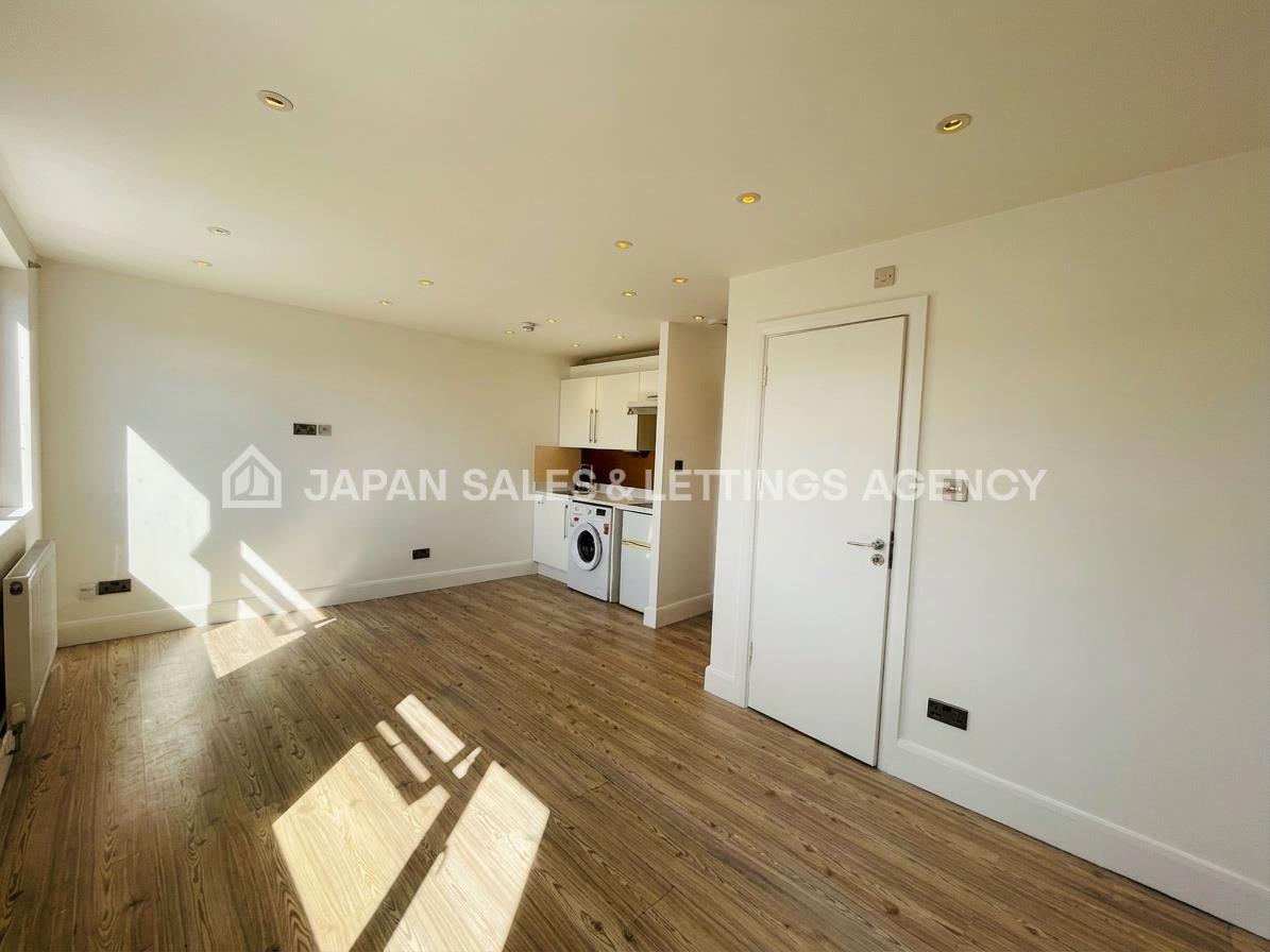 Flat Gunnersbury Lane in Greater London