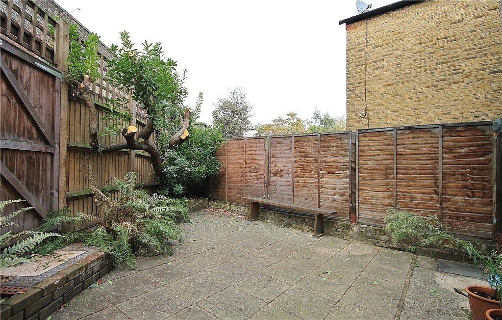 Flat Florian Road in Greater London