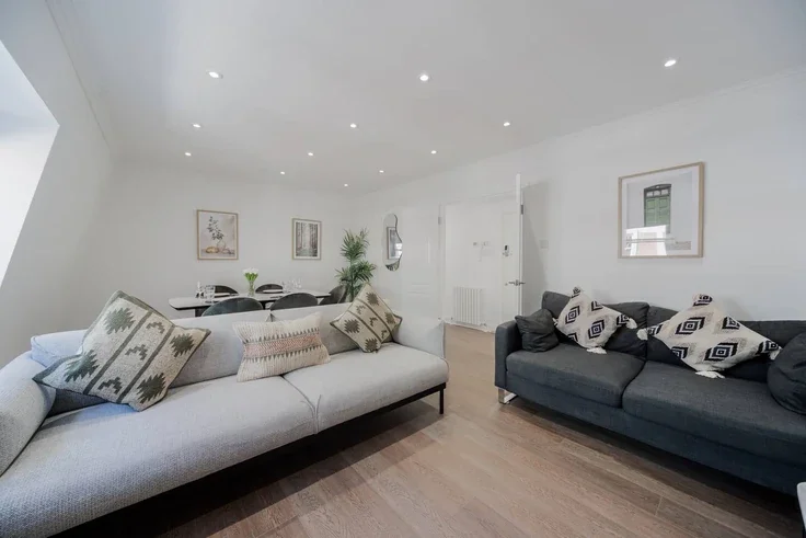 Flat Nassau Street in City of Westminster