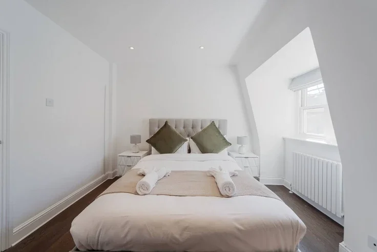 Flat Nassau Street in City of Westminster