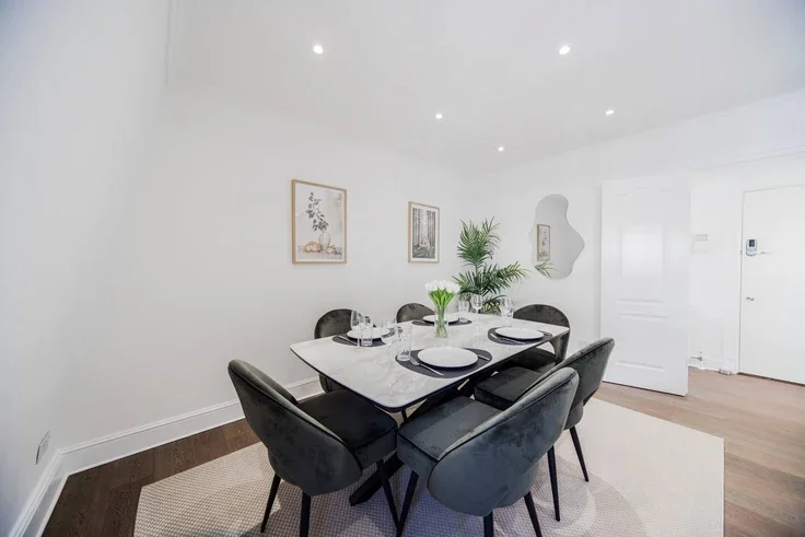 Flat Nassau Street in City of Westminster
