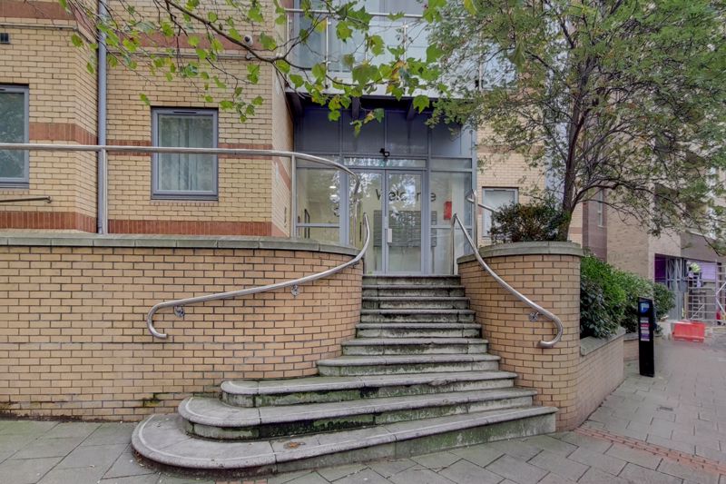 Flat Scarbrook Road in Greater London