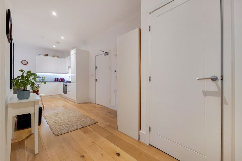 Flat Scarbrook Road in Greater London