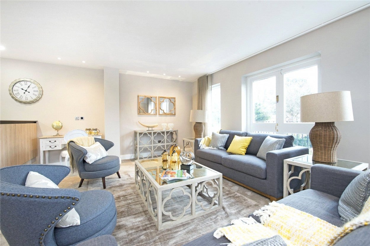 Flat Lyndhurst Road in Greater London