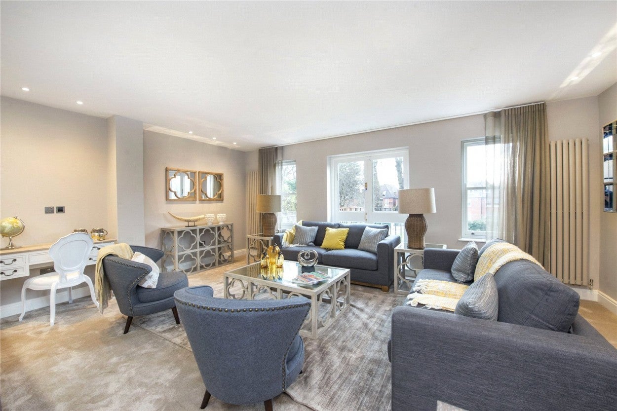 Flat Lyndhurst Road in Greater London