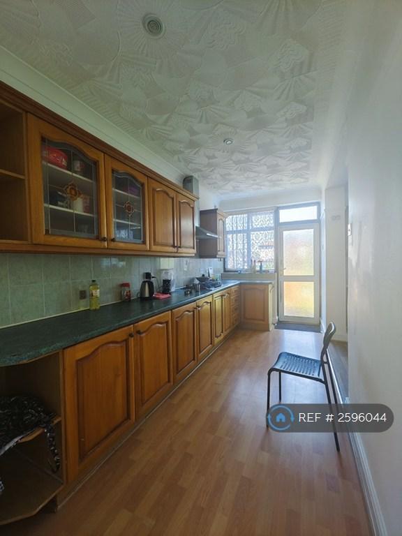 Room Merrivale Avenue in Greater London