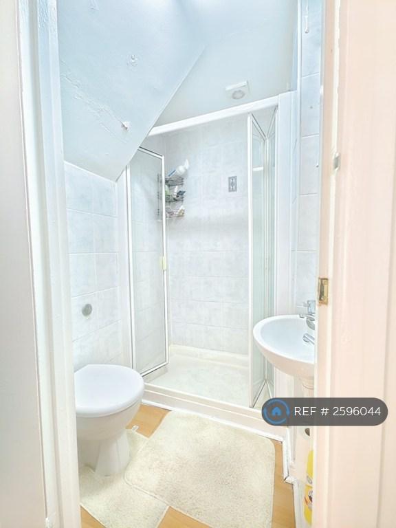 Room Merrivale Avenue in Greater London