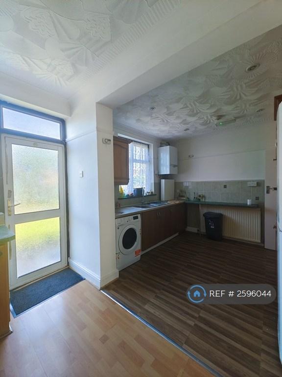 Room Merrivale Avenue in Greater London
