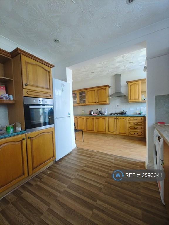 Room Merrivale Avenue in Greater London