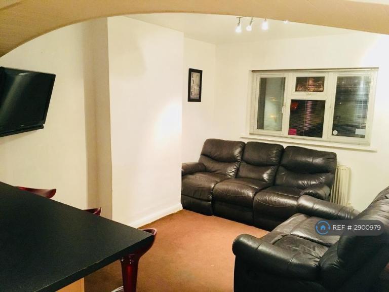Room New Road in Three Rivers